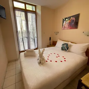 Hotel Elaia, Corps